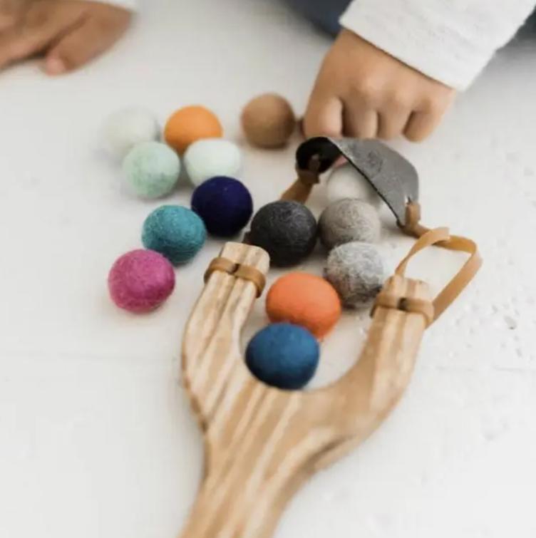 Kids Children Wood Slingshot Felt Ball Felt Plush Ball Ammo Slingshot Kit Parent-Child Game Wooden Toy Slingshot