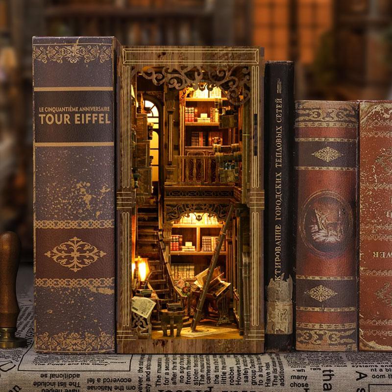 Wooden Book Nook Kit, 1 Box Wooden Book Nook Kit with Light Effect, DIY Wooden Assembly Model, Bookshelf Ornament for Home Decor, Stocking Fillers Gift